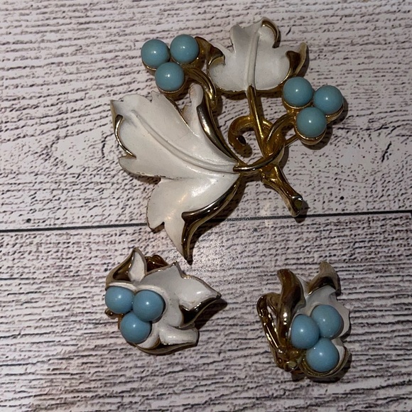 Signed Sarah Coventry Enamel gold tone w/ Light blue beads: brooch & Earrings - Picture 3 of 7